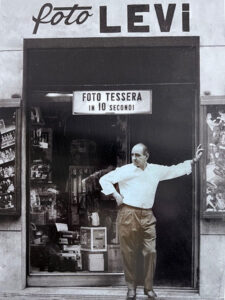 Leone Levi davanti al suo negozio di Via Roma